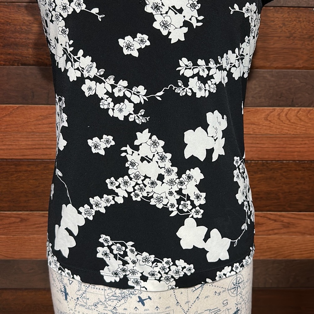 Old Navy Stretchy V Neck Short Sleeve Black and White Floral Blouse - Picture 3 of 9